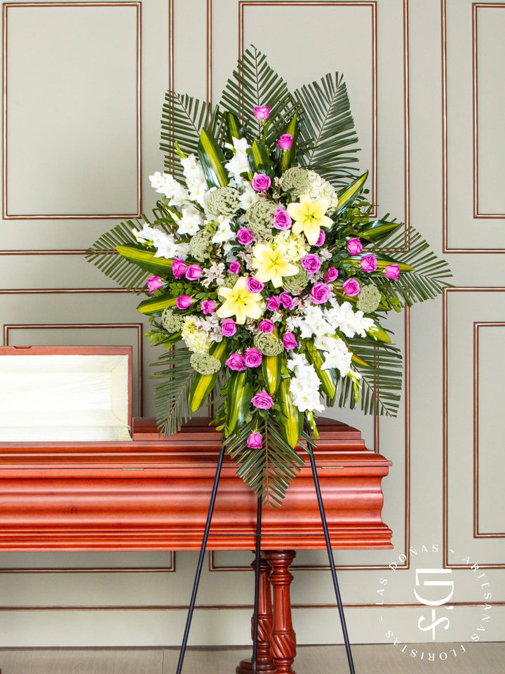 Corona de Rosas Lilas y Liliums arreglo de condolencias con 24 rosas lilas