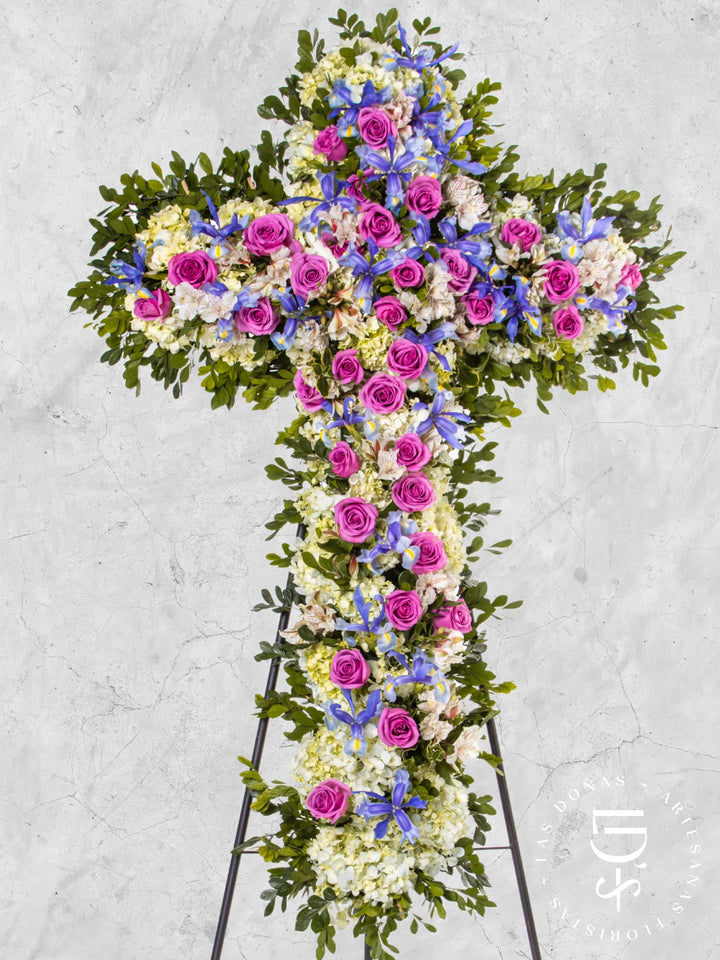 Cruz de Condolencias de Rosas Lilas y Hortensias arreglo de condolencias con 36 rosas lilas
