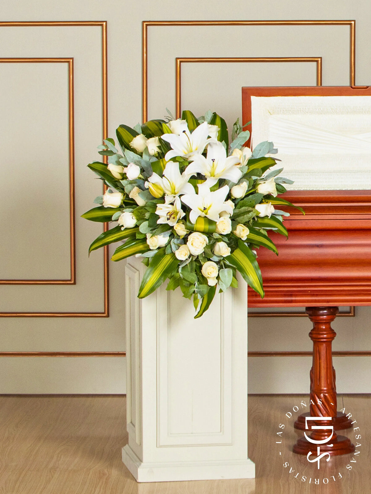 Lágrima de Piso con Rosas Blancas y Liliums arreglo de condolencias con 24 rosas blancas