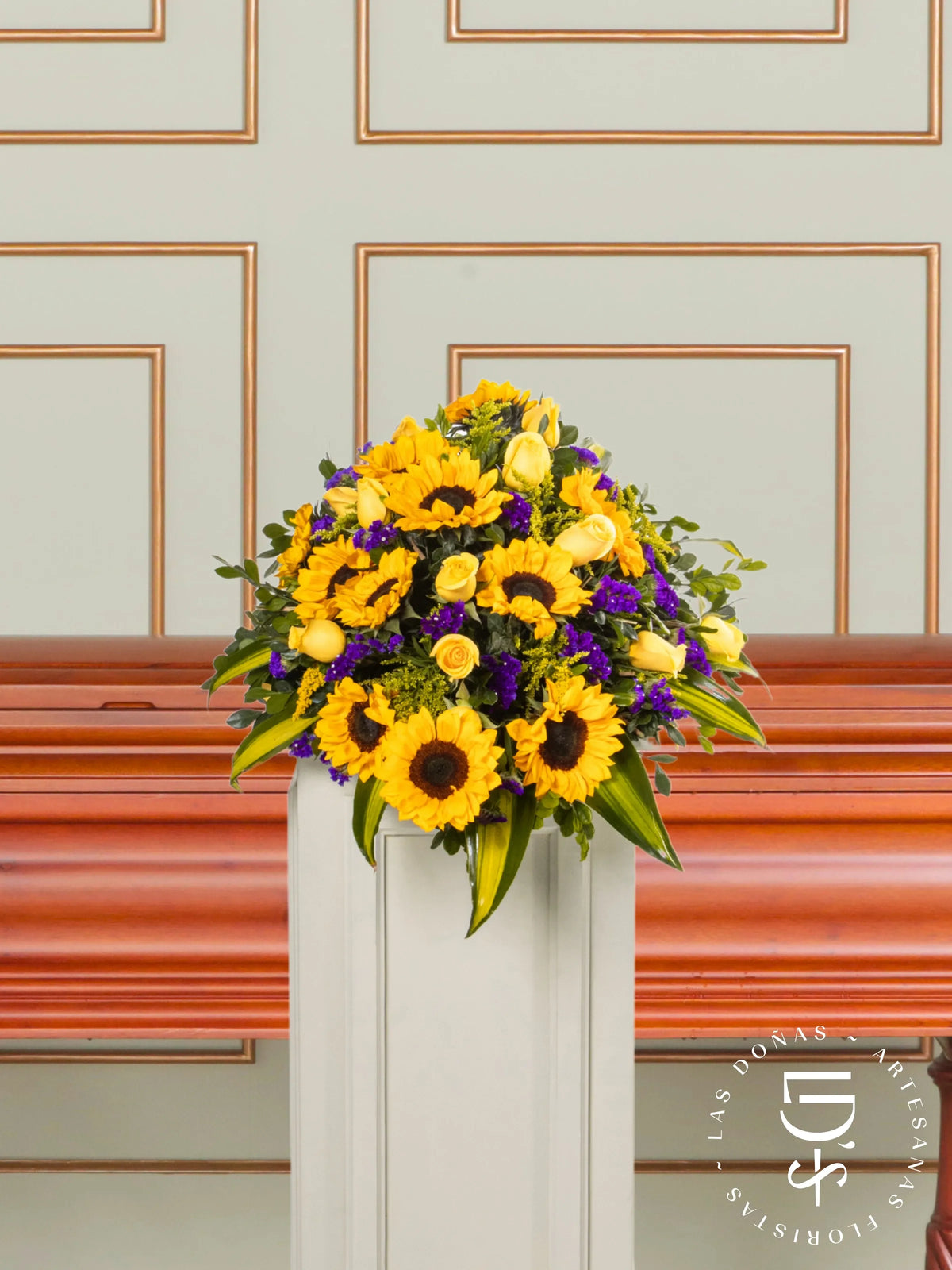 Lágrima de Piso con Rosas Amarillas y Girasoles arreglo de condolencias con 16 rosas amarillas + girasoles