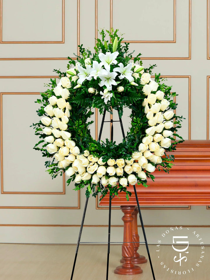 CORONA CIRCULAR DE ROSAS Y MIRTO arreglo de condolencias con 100 rosas blancas