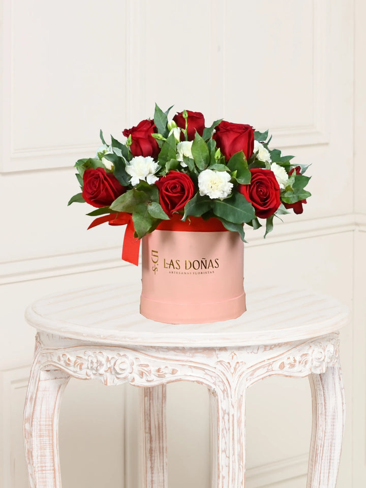 Rosas Y Claveles box floral con 12 rosas rojas
