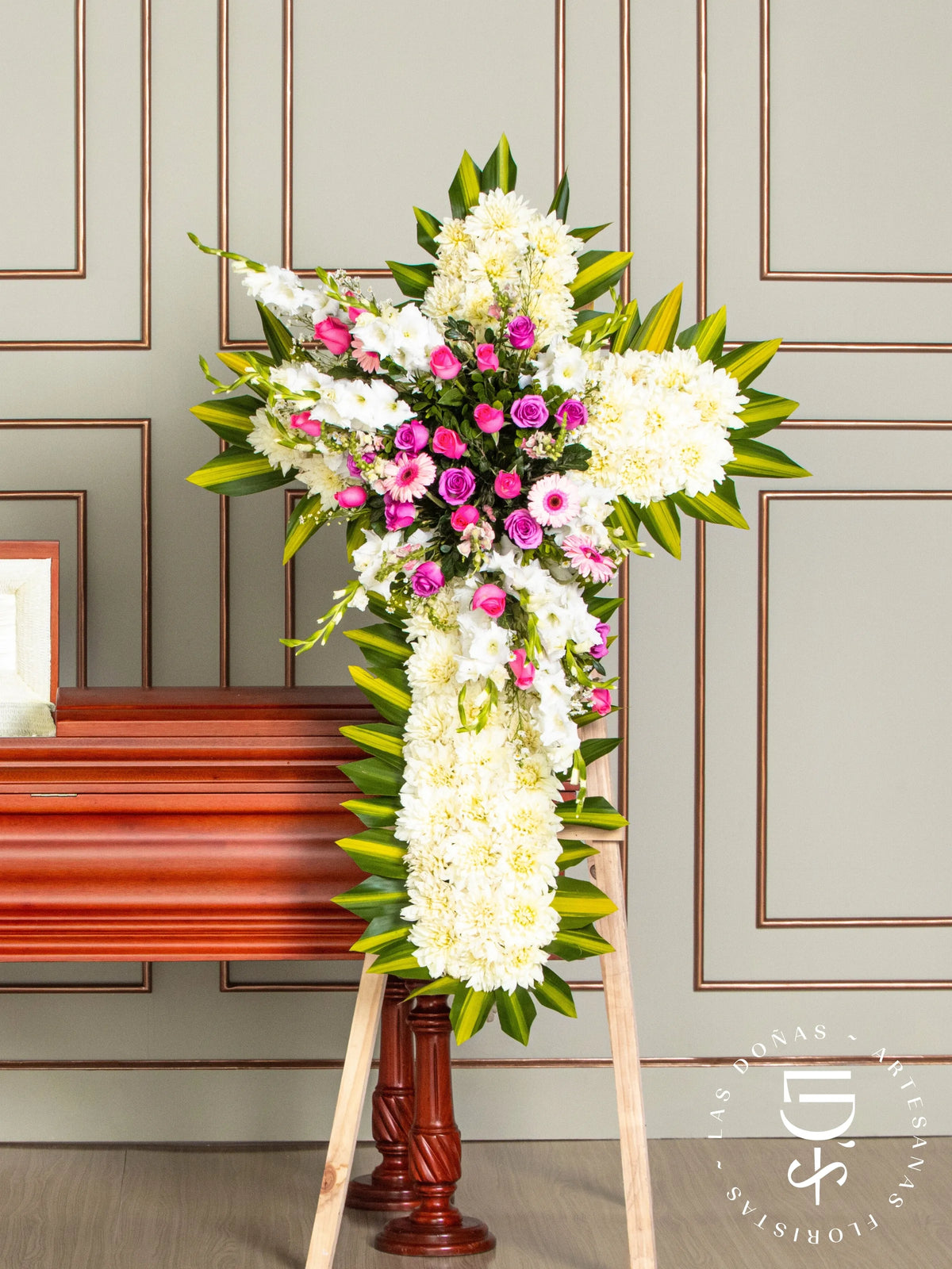 Cruz de Condolencias de Rosas Rosadas y Lilas con Gerberas arreglo de condolencias con 24 rosas lilas y rosadas