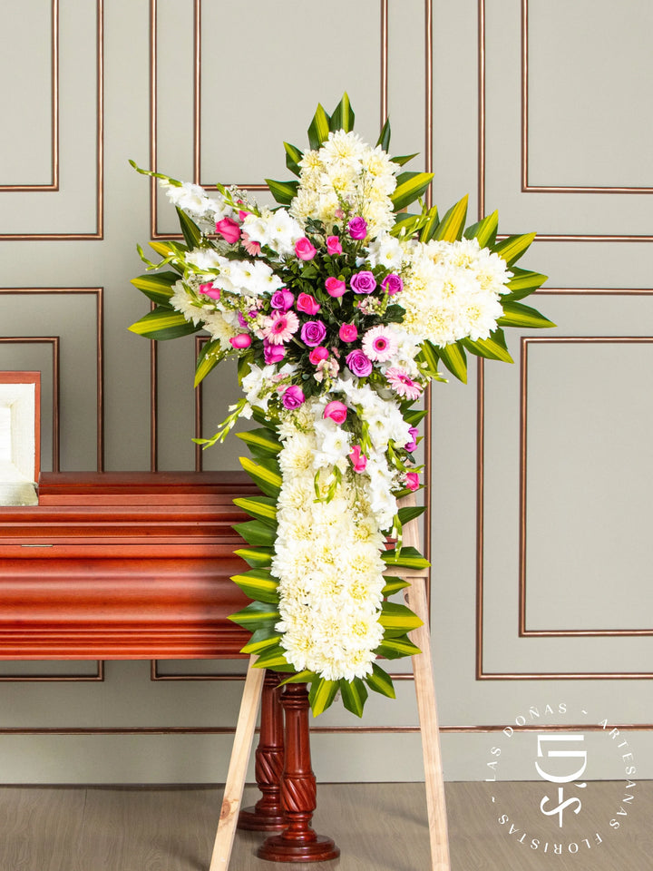 Cruz de Condolencias de Rosas Rosadas y Lilas con Gerberas arreglo de condolencias con 24 rosas lilas y rosadas
