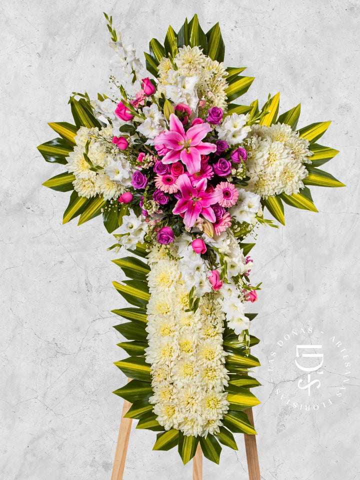 Cruz de Condolencias de Rosas Rosadas y Lilas arreglo de condolencias con 24 rosas lilas y rosadas
