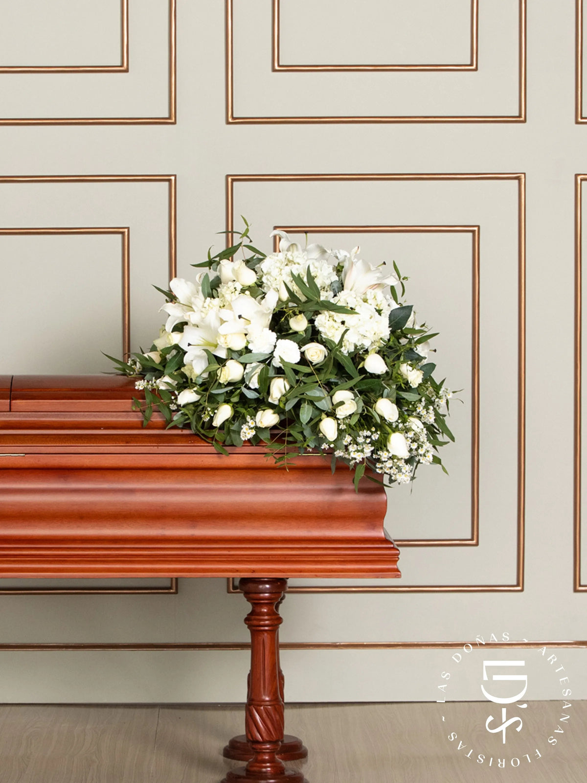 Manto de Condolencias con Rosas Blancas, Liliums y Clavelones arreglo de condolencias con 48 rosas blancas