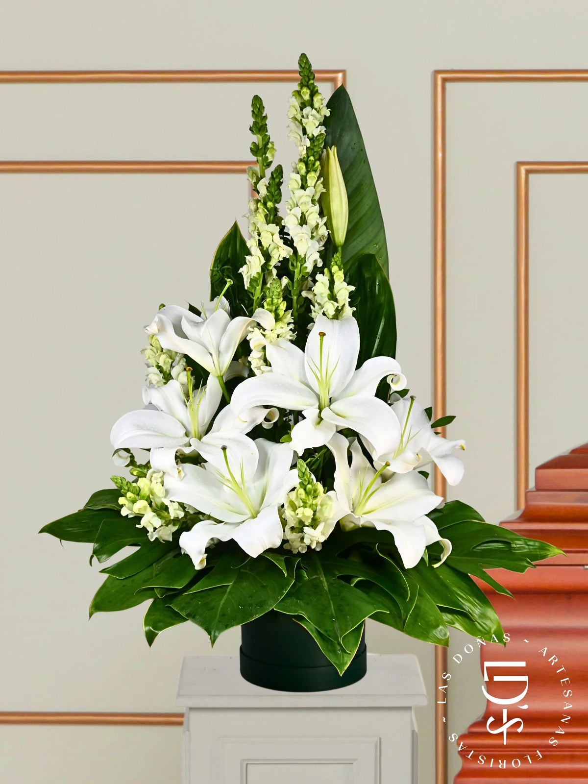 Arreglo de Lirios y Dogo Blanco arreglo de condolencias con Liliums blancos + Dogo