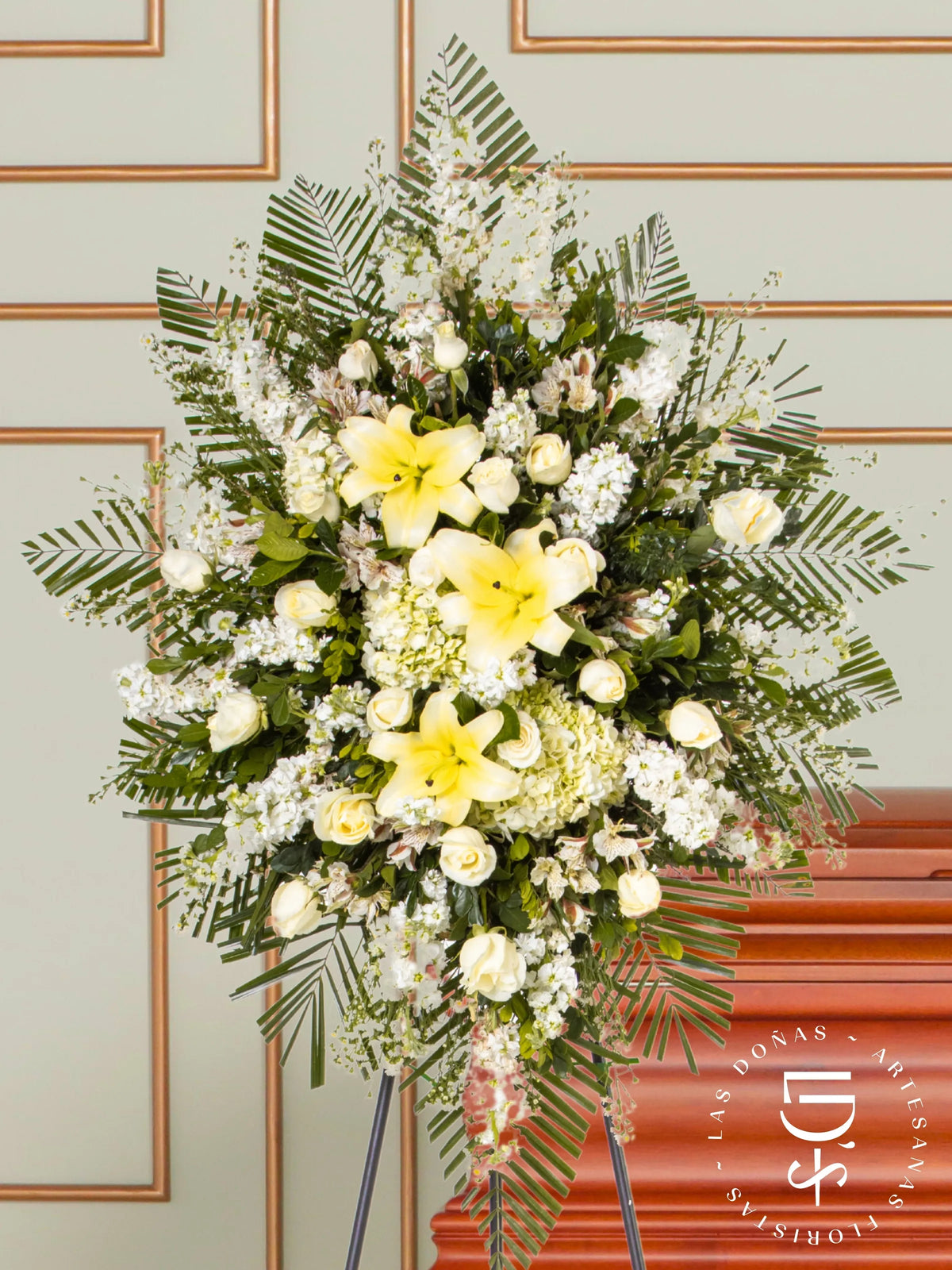 Corona de Hortensia con Rosas Blancas y Liliums arreglo de condolencias con 24 rosas blancas