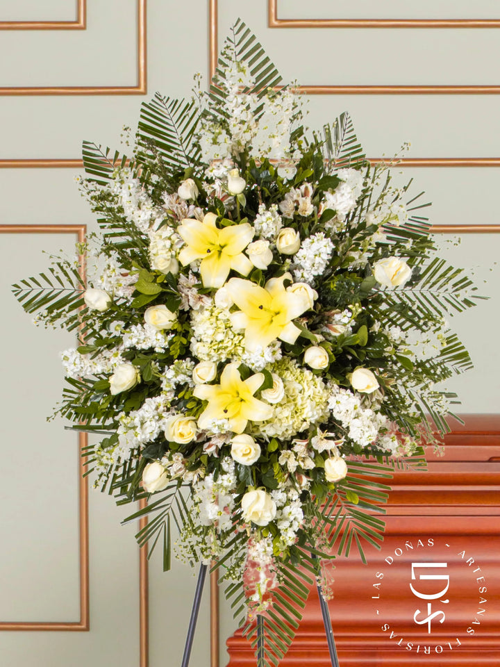 Corona de Hortensia con Rosas Blancas y Liliums arreglo de condolencias con 24 rosas blancas