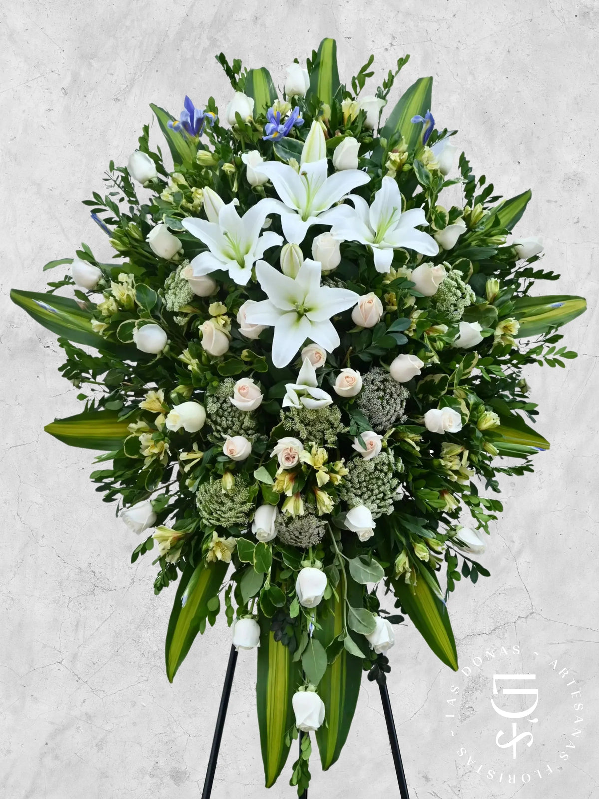CORONA ROSAS BLANCAS, LILIUM E IRIS arreglo de condolencias con 48 rosas blancas