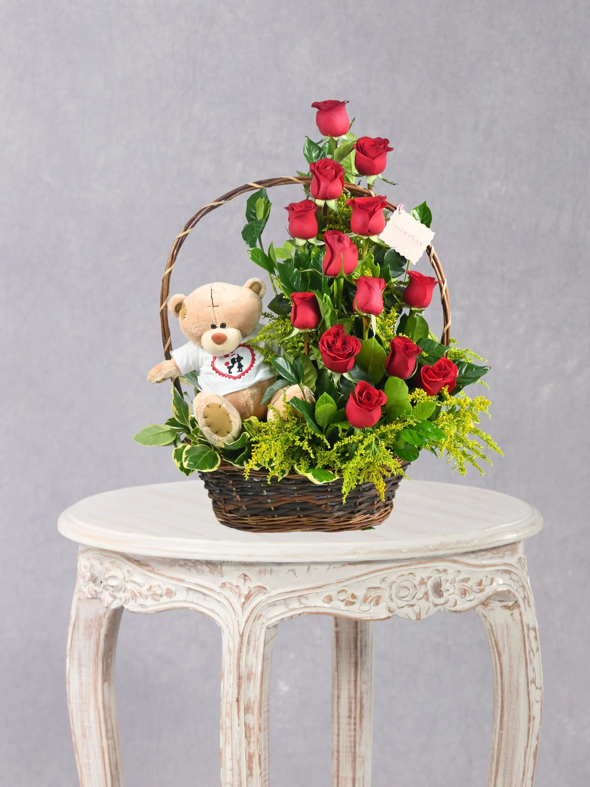Osito Enamorado cesta floral con 12 rosas rojas