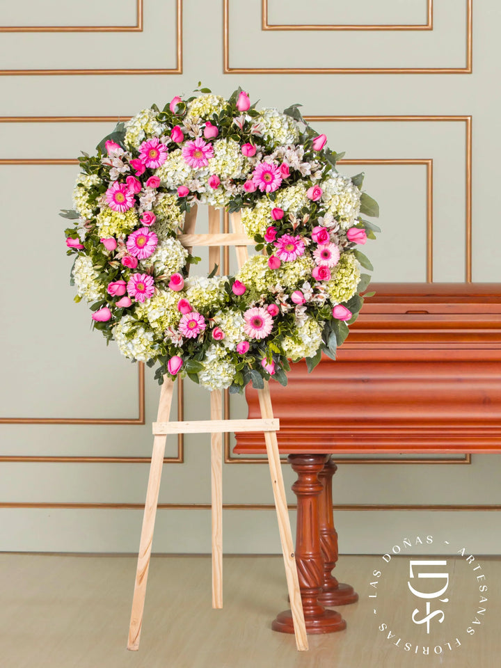 Corona Circular de Hortensias con Rosas Rosadas y Gerberas arreglo de condolencias con 36 rosas rosadas y gerberas