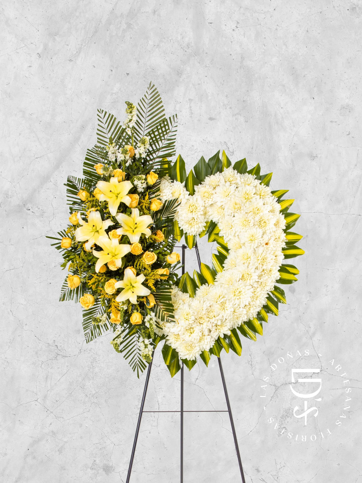 Corona de Corazón con Dalias, Rosas Amarillas y Liliums arreglo de condolencias con 24 rosas amarillas