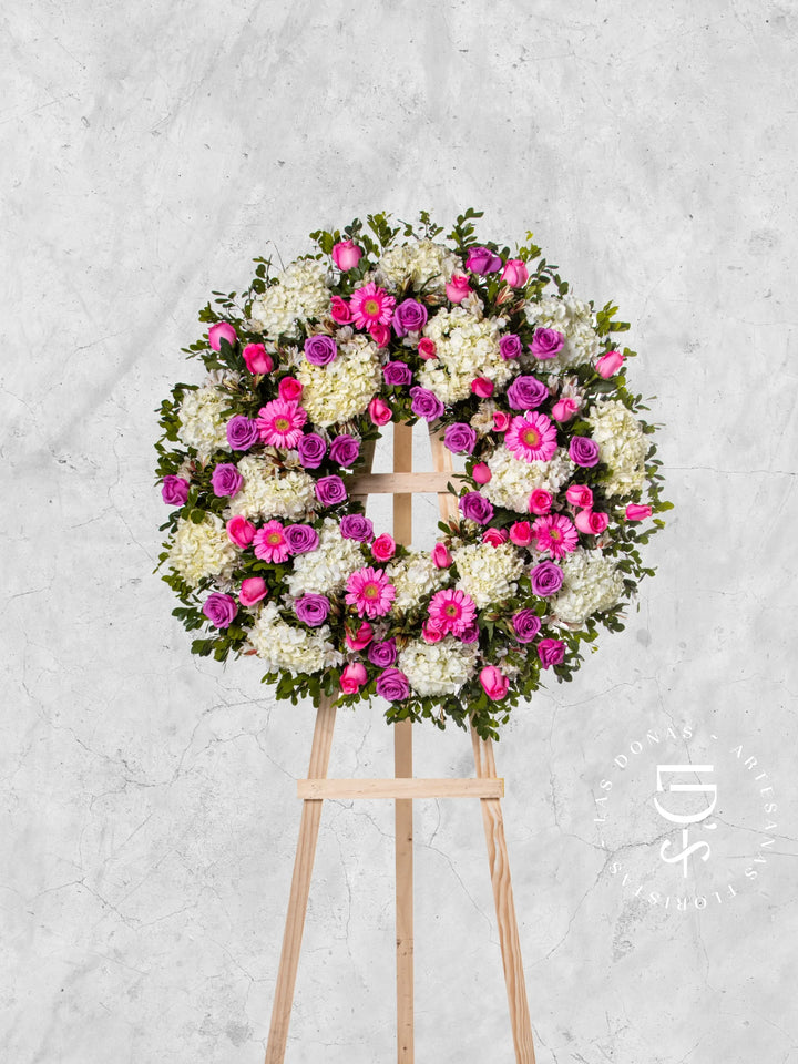 Corona Circular de Hortensias con Rosas Lilas y Rosadas arreglo de condolencias con 48 rosas lilas y rosadas