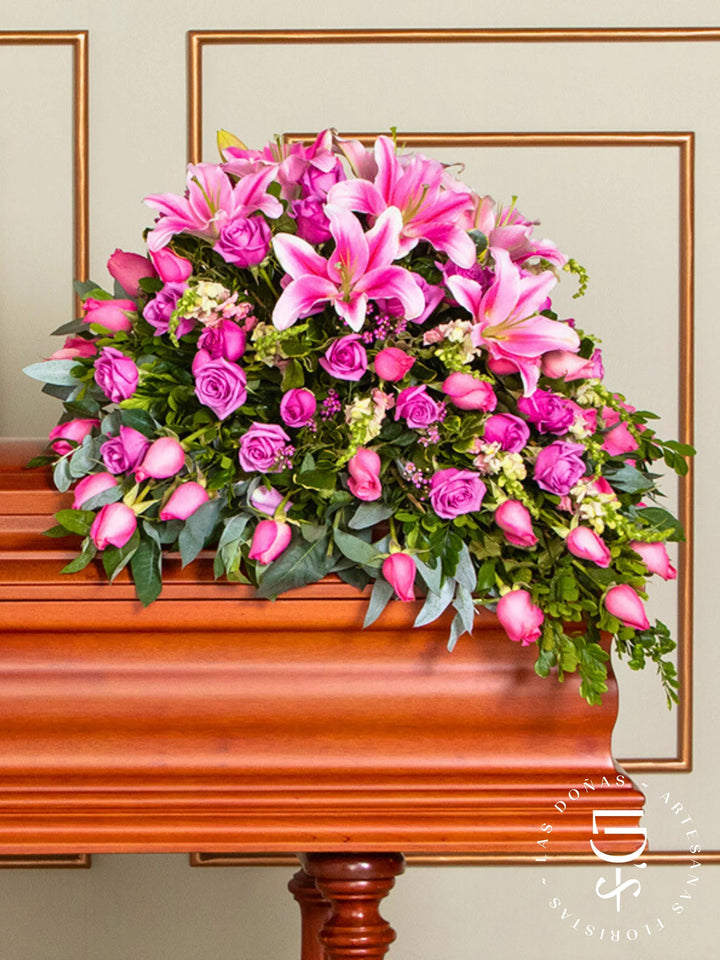 Manto de Condolencias con Rosas Lilas y Rosadas arreglo de condolencias con 48 rosas lilas y rosadas