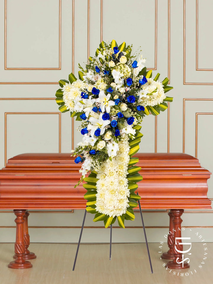 Cruz de Condolencias de Rosas Azules y Lirios arreglo de condolencias con 24 rosas azules