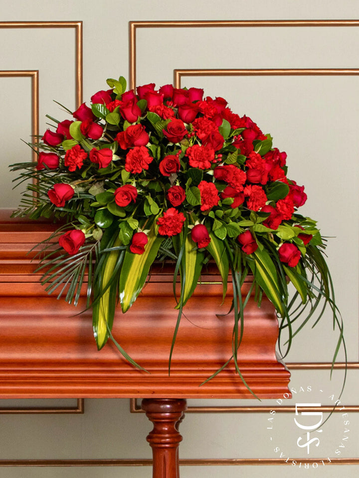 Manto de Condolencias con Rosas Rojas y Clavelones arreglo de condolencias con 48 rosas rojas + clavelon