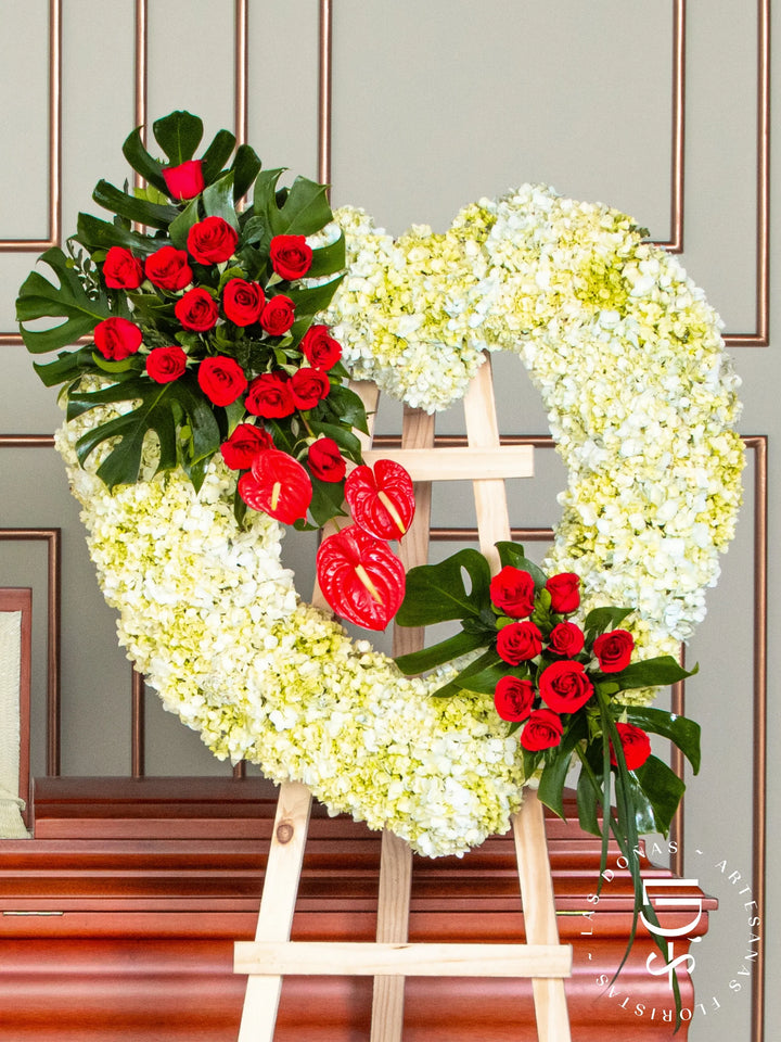 Corona de Corazón con Rosas Rojas y Hortensias arreglo de condolencias con 24 rosas rojas