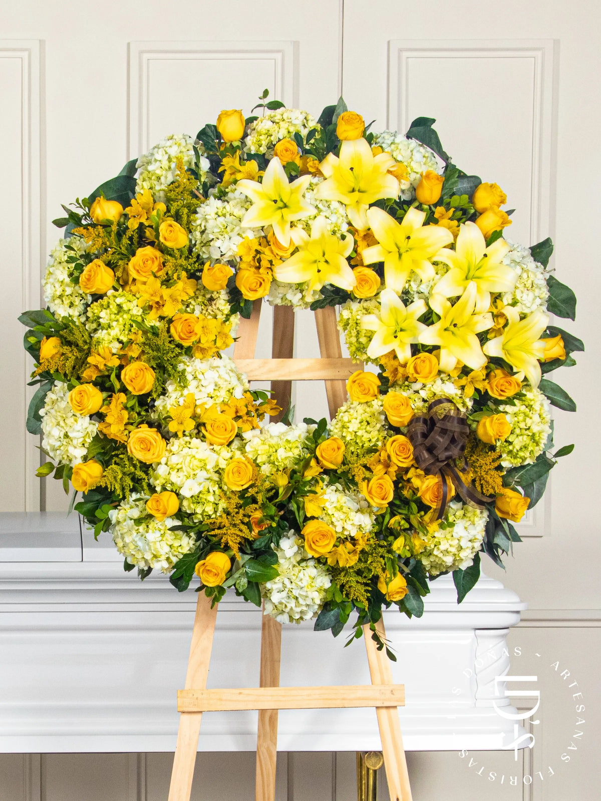 Corona Circular de Hortensias con Rosas Amarillas y Liliums arreglo de condolencias con 48 rosas amarillas