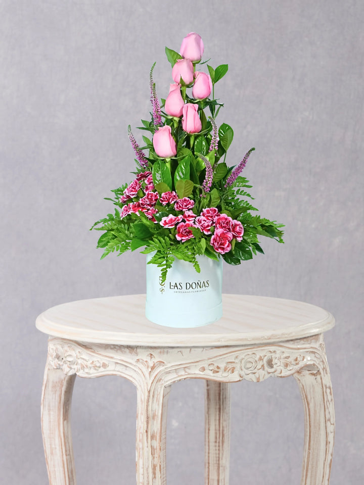 Sueño Floral arreglo floral con 6 rosas rosadas