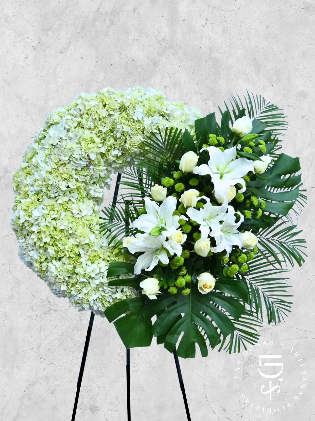 Corona Descanso Eterno arreglo de condolencias con 12 rosas blancas