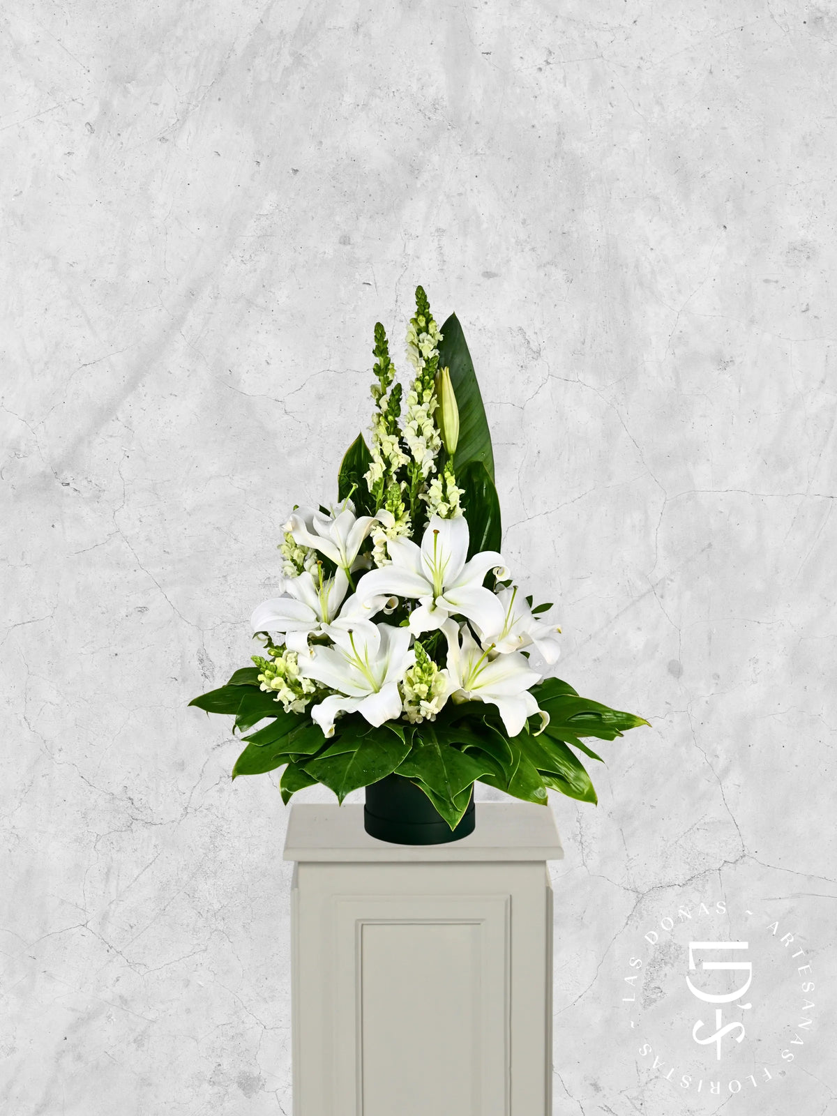 Arreglo de Lirios y Dogo Blanco arreglo de condolencias con Liliums blancos + Dogo