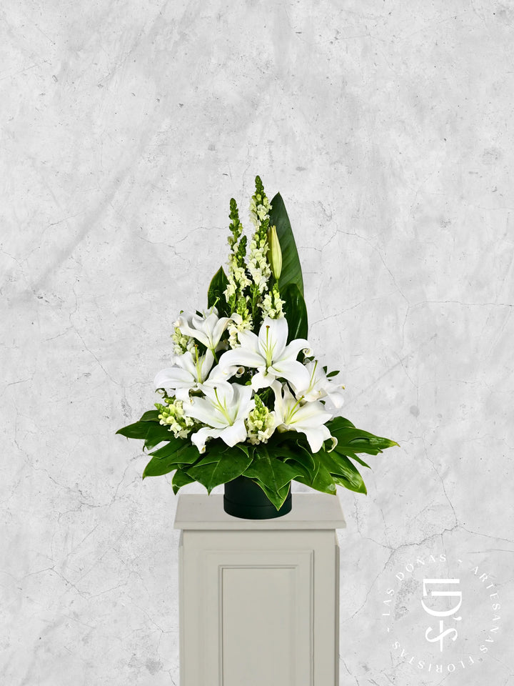 Arreglo de Lirios y Dogo Blanco arreglo de condolencias con Liliums blancos + Dogo