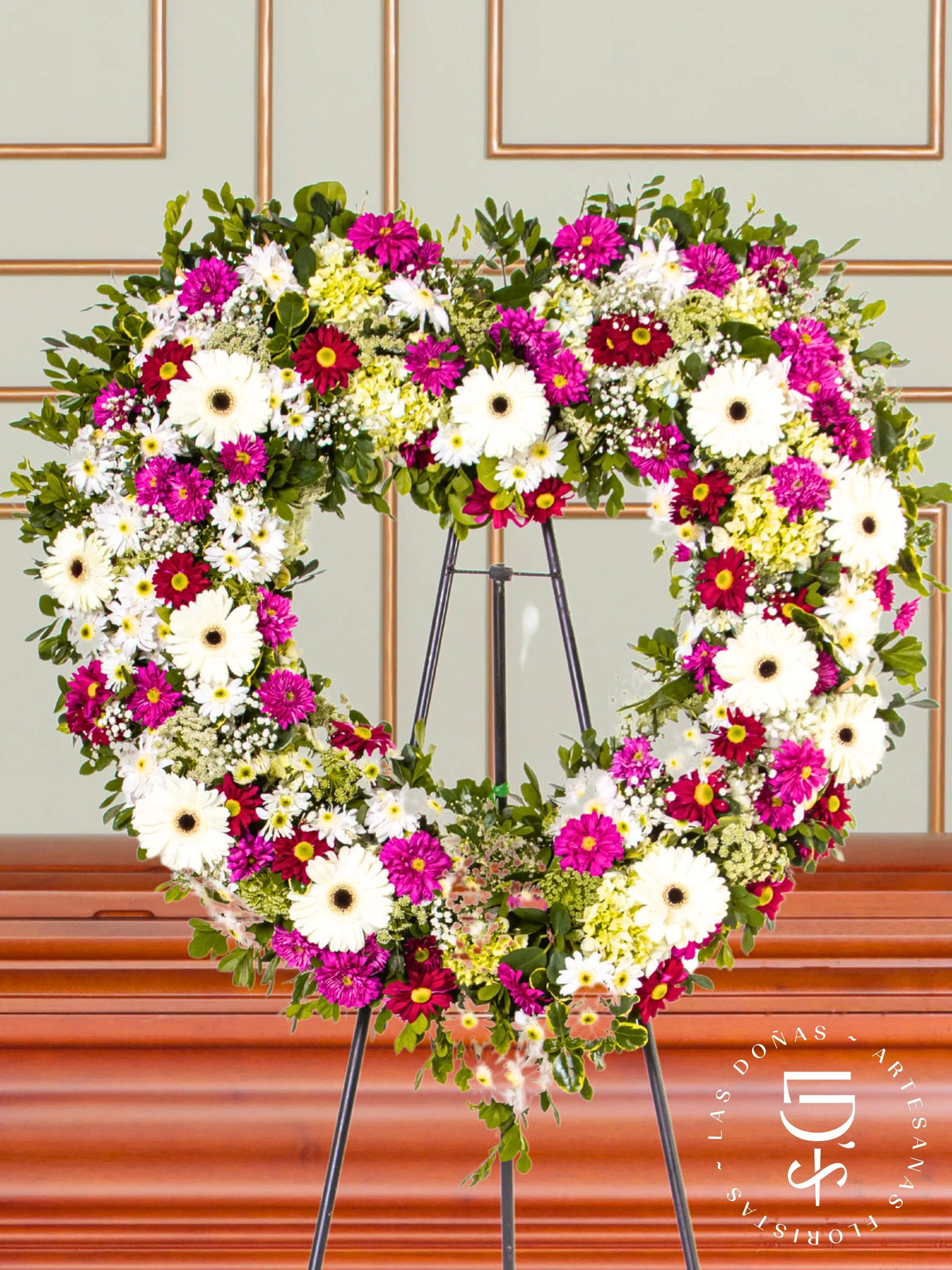 Corona de Corazón con Gerberas Blancas y Margaritas arreglo de condolencias con 12 gerberas blancas