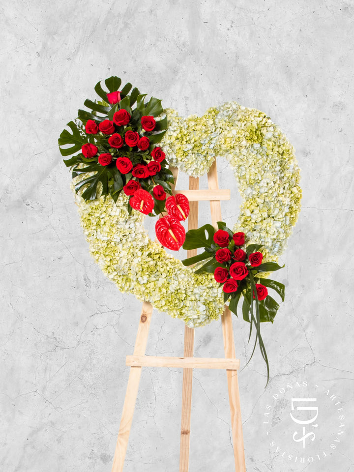 Corona de Corazón con Rosas Rojas y Hortensias arreglo de condolencias con 24 rosas rojas