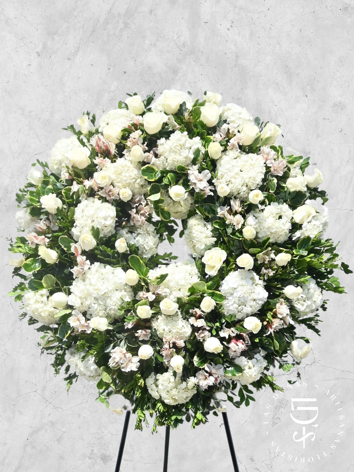 CORONA DE ROSAS Y HORTENSIAS arreglo de condolencias con 48 rosas blancas