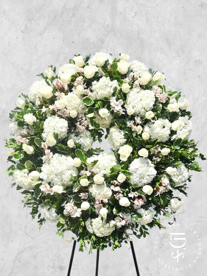 CORONA DE ROSAS Y HORTENSIAS arreglo de condolencias con 48 rosas blancas