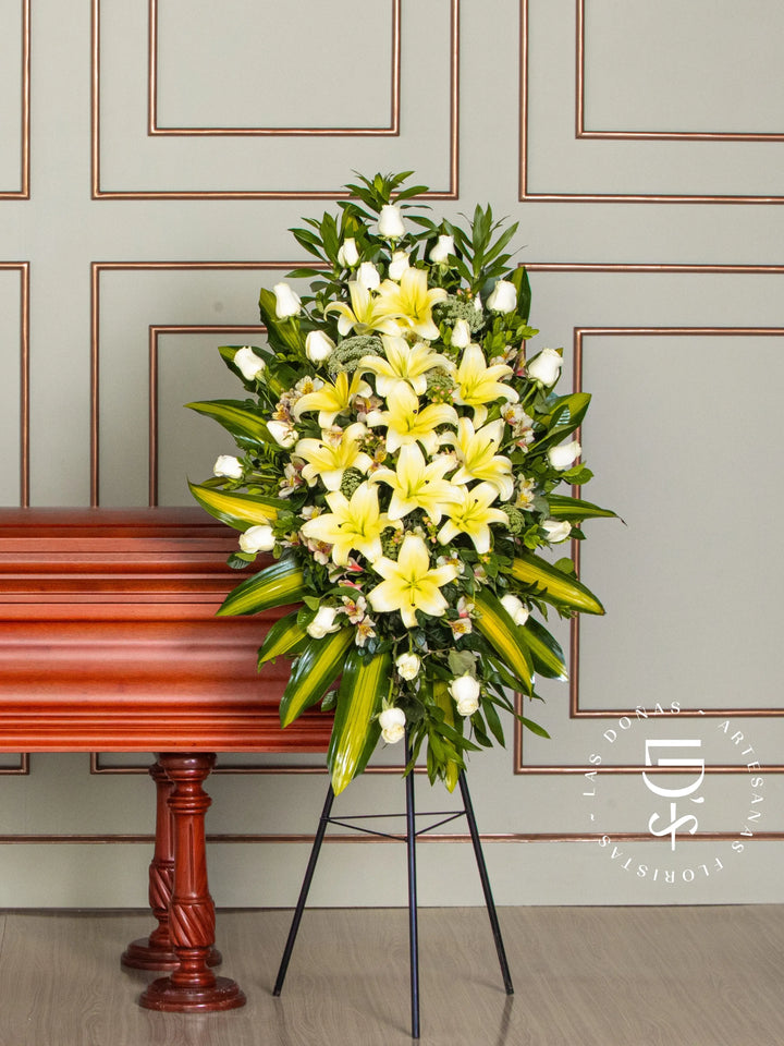 Lágrima de Condolencias de Rosas Blancas y Liliums arreglo de condolencias con 24 rosas blancas