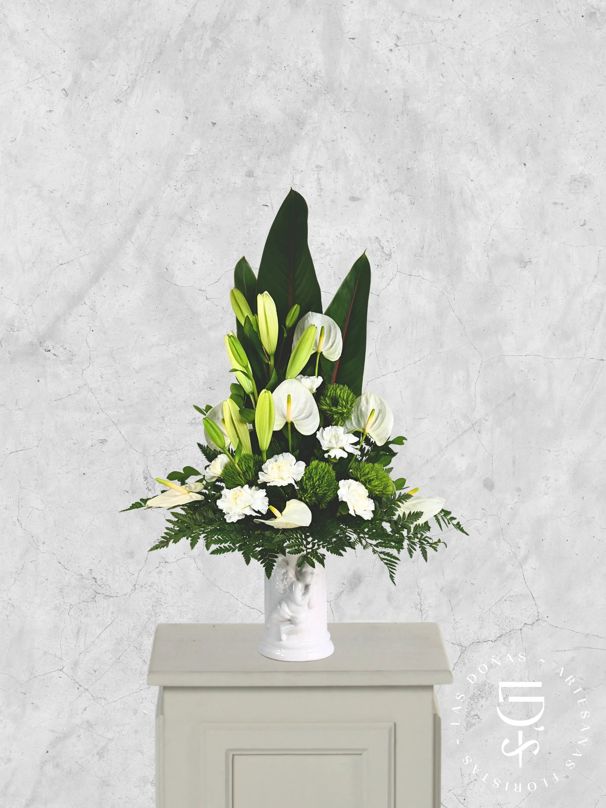 Arreglo de Condolencias Ángel de Paz arreglo de condolencias con 6 anturios + Liliums