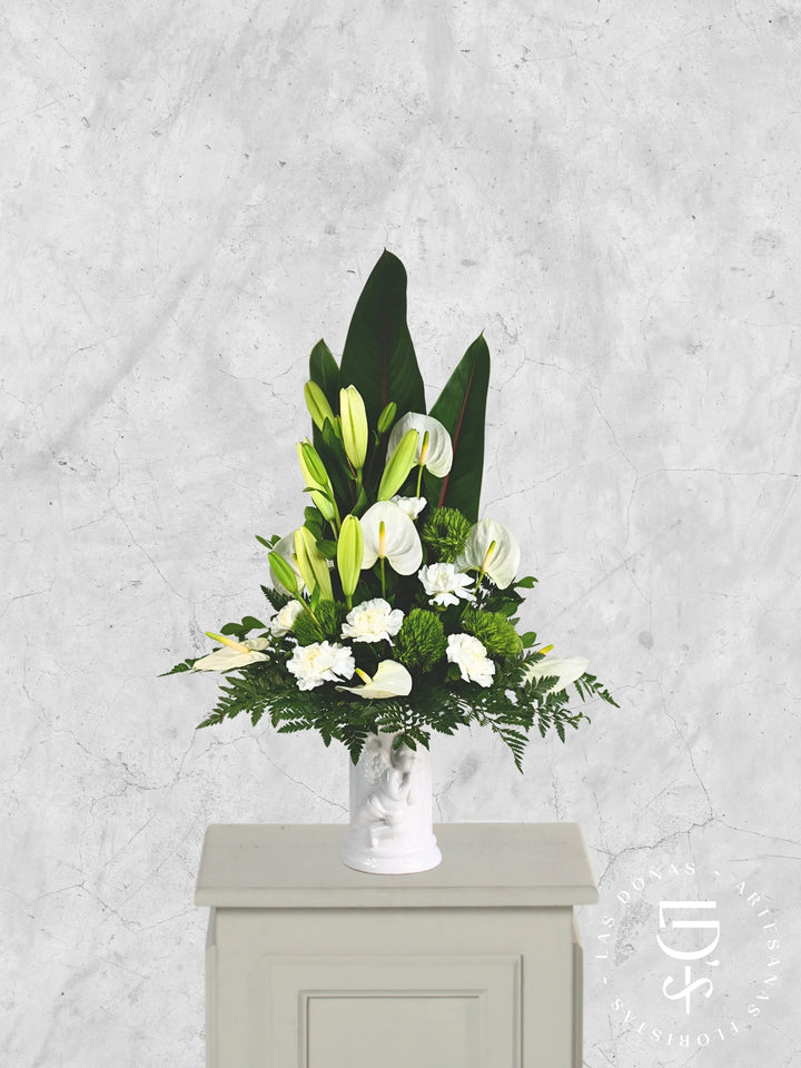 Arreglo de Condolencias Ángel de Paz arreglo de condolencias con 6 anturios + Liliums