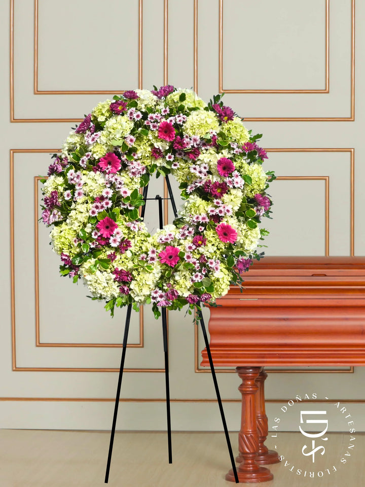 Corona de Condolencias Tributo Floral arreglo de condolencias con 6 gerberas fucsias + margaritas