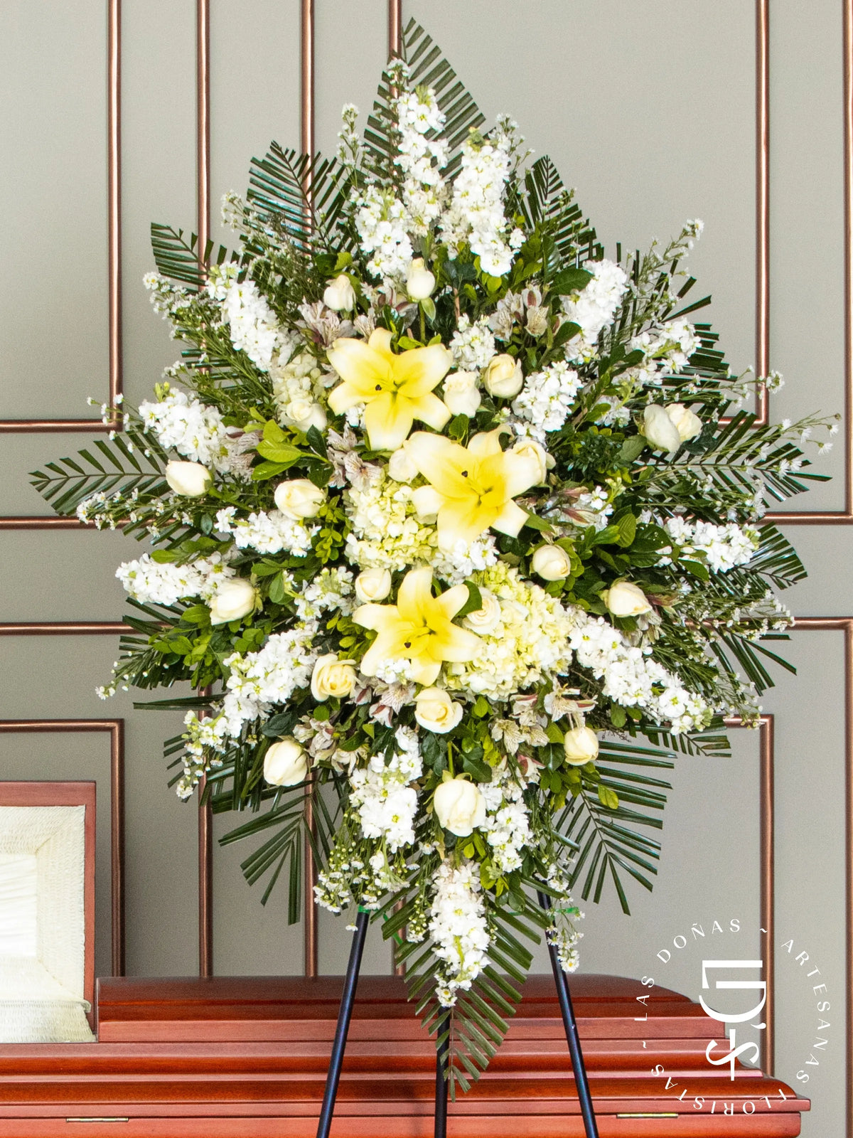 Corona de Hortensia con Rosas Blancas y Liliums arreglo de condolencias con 24 rosas blancas