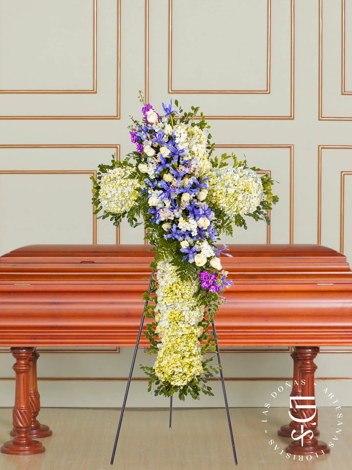 Cruz de Condolencias de Rosas Blancas, Iris y Astromelias arreglo de condolencias con 16 rosas blancas