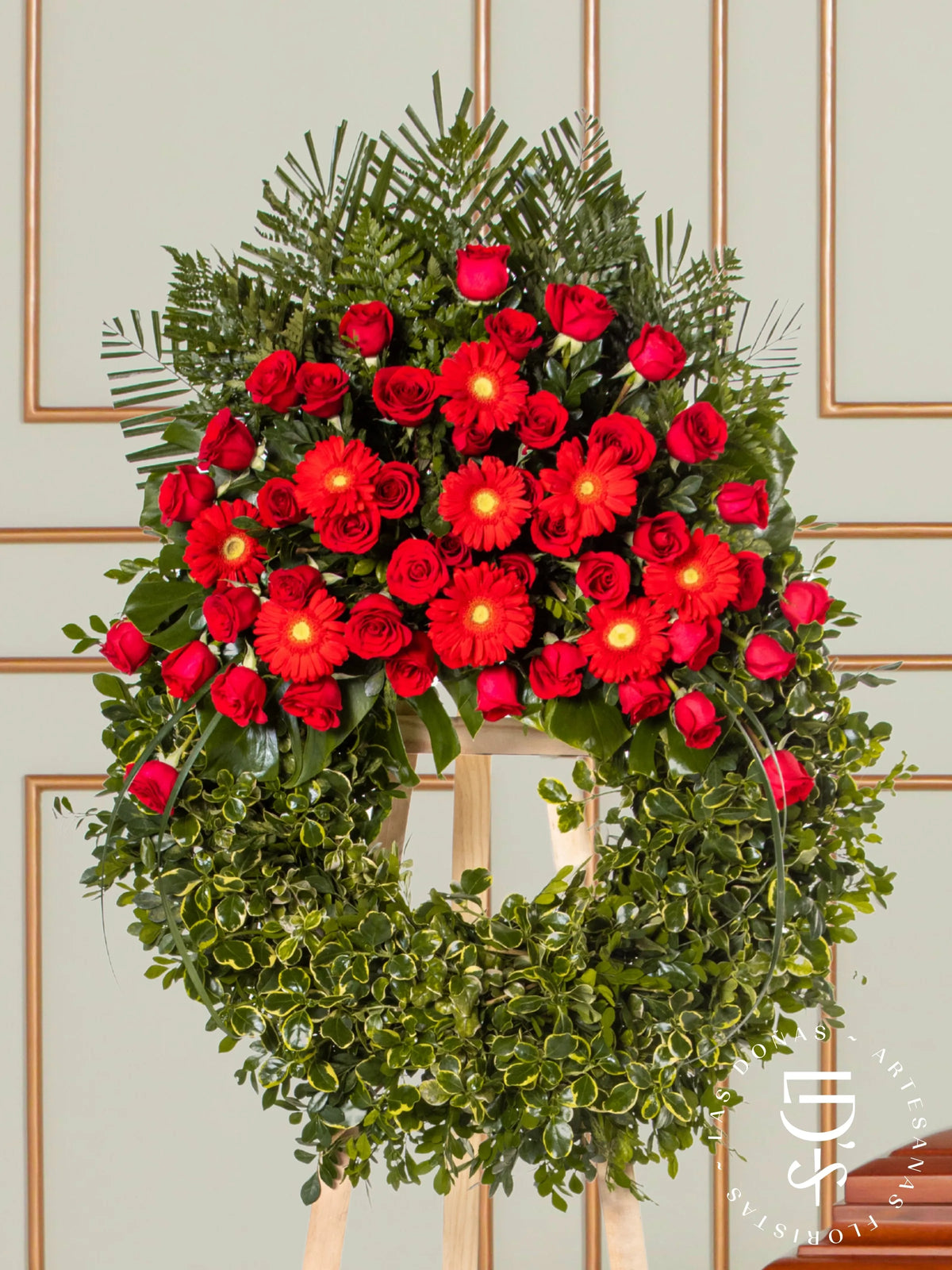 Corona Circular de Coprosma con Rosas Rojas y Gerberas arreglo de condolencias con 48 rosas rojas