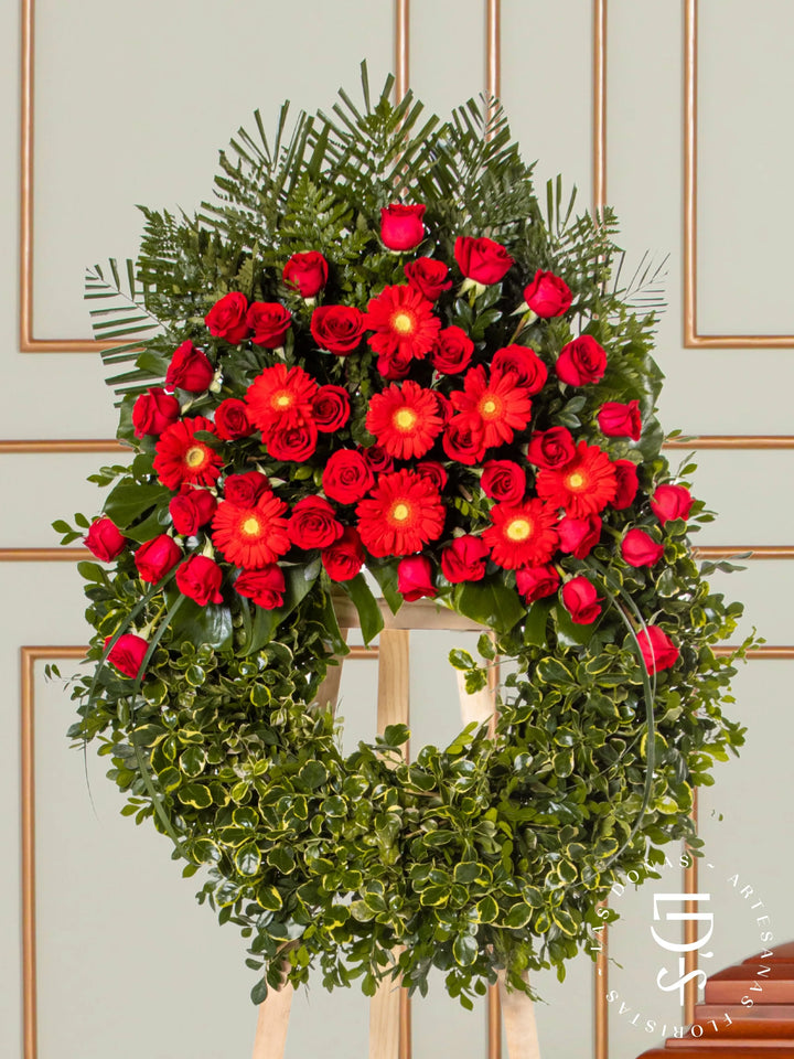 Corona Circular de Coprosma con Rosas Rojas y Gerberas arreglo de condolencias con 48 rosas rojas