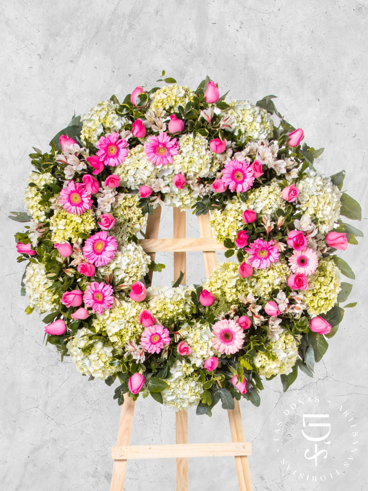 Corona Circular de Hortensias con Rosas Rosadas y Gerberas arreglo de condolencias con 36 rosas rosadas y gerberas
