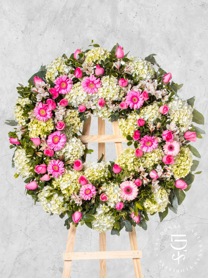 Corona Circular de Hortensias con Rosas Rosadas y Gerberas arreglo de condolencias con 36 rosas rosadas y gerberas