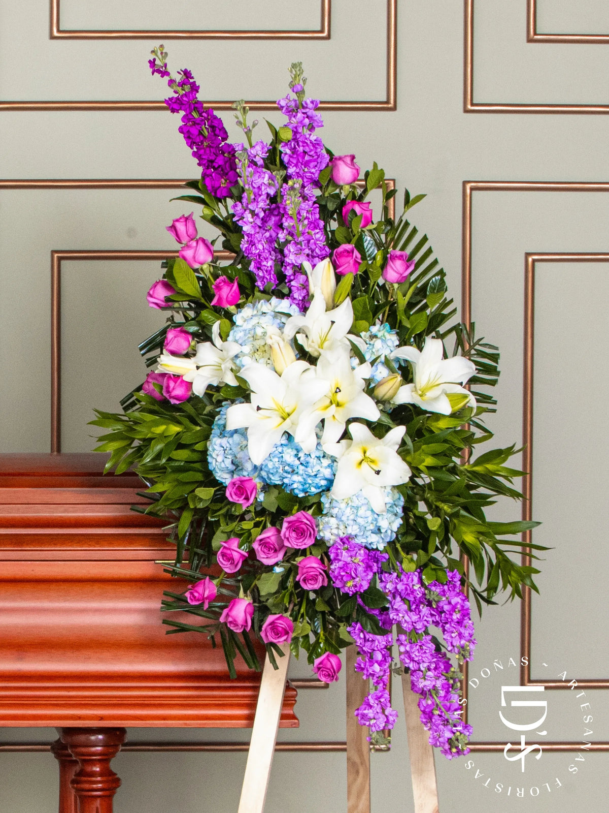 Lágrima de Condolencias de Hortensias y Rosas Lilas arreglo de condolencias con 24 rosas lilas