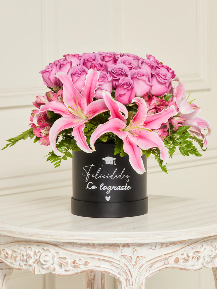 Orgullo Rosa arreglo floral con 24 rosas rosadas, liliums
