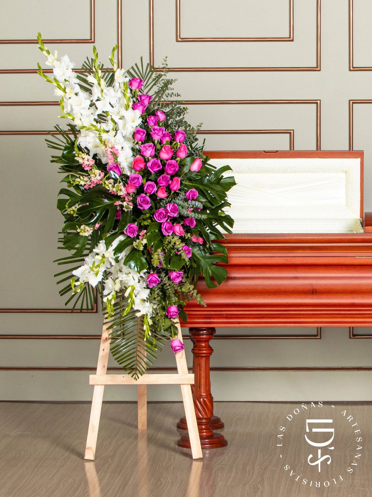 Lágrima de Condolencias de Rosas Rosadas y Lilas arreglo de condolencias con 48 rosas lilas y rosadas
