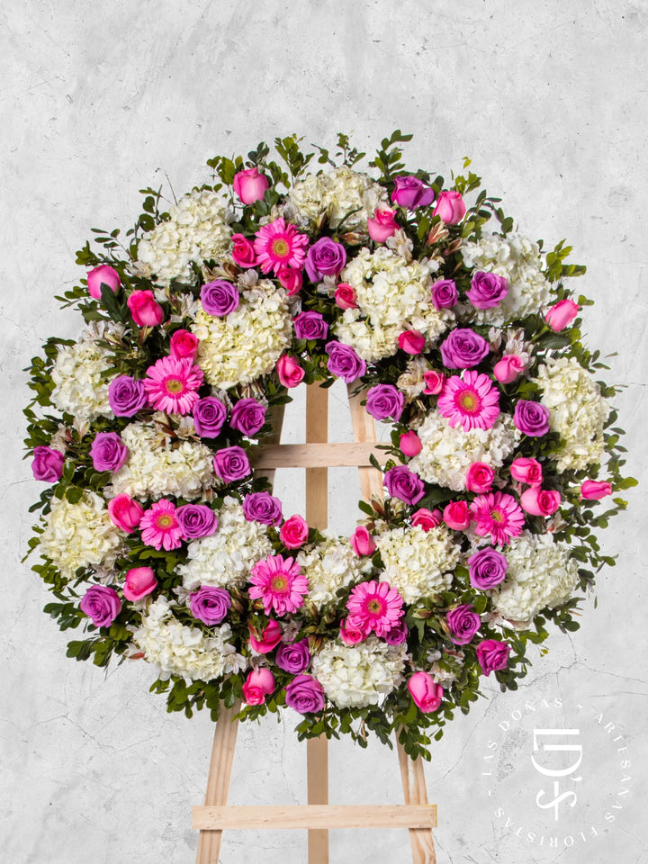 Corona Circular de Hortensias con Rosas Lilas y Rosadas arreglo de condolencias con 48 rosas lilas y rosadas