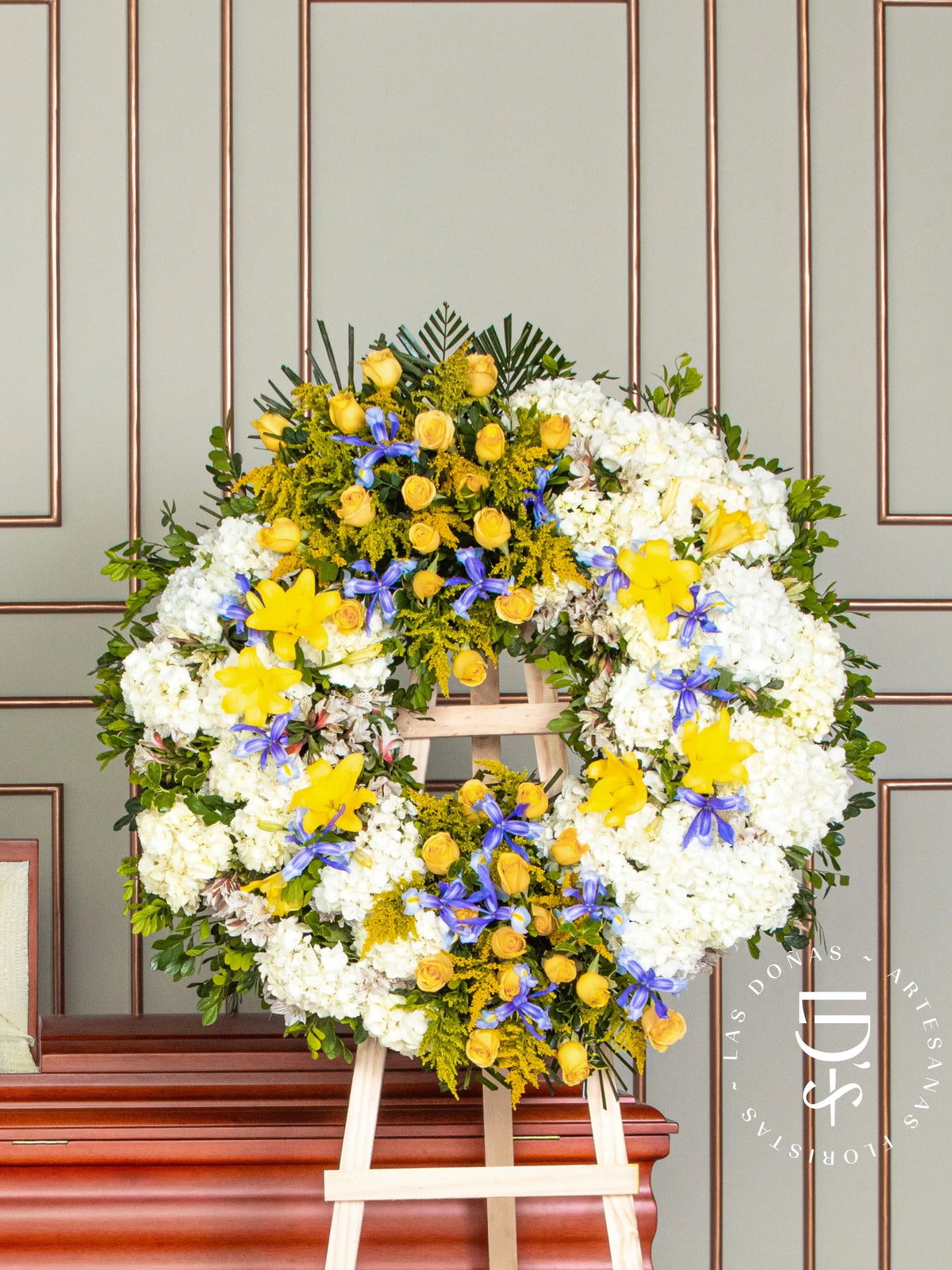 Corona Circular de Hortensias con Rosas Amarillas y Iris arreglo de condolencias con 36 rosas amarillas
