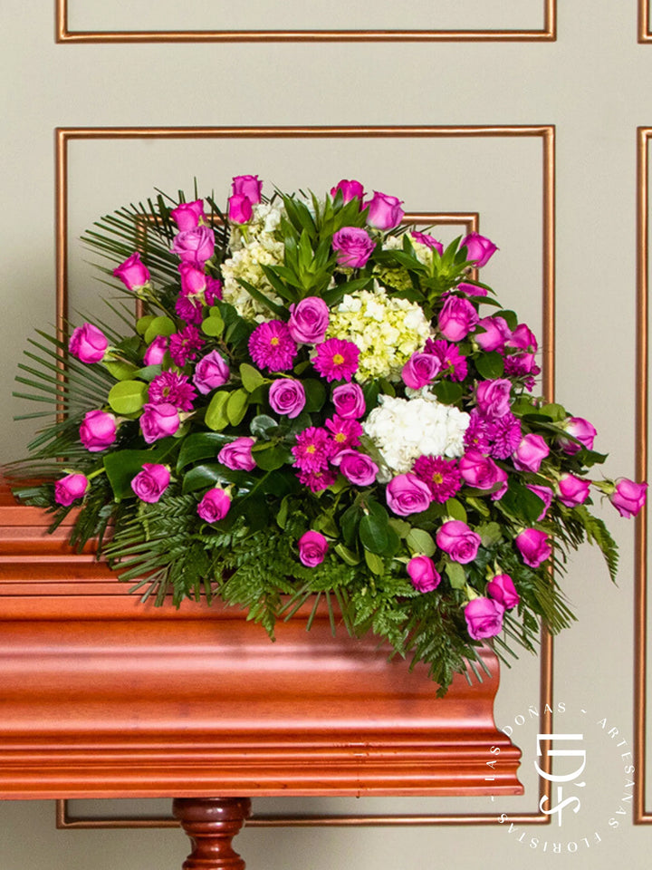 Manto de Condolencias con Rosas Lilas y Hortensias arreglo de condolencias con 48 rosas lilas