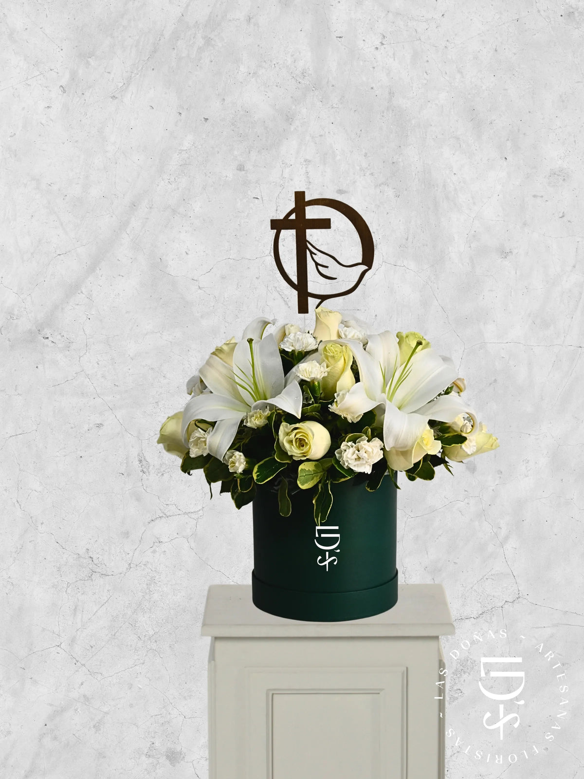 Arreglo de Condolencia con Rosas Blancas, Liliums y Clavel arreglo de condolencias con 12 rosas blancas y liliums