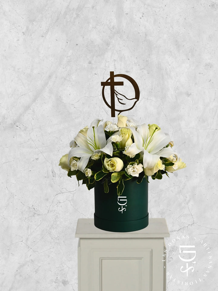 Arreglo de Condolencia con Rosas Blancas, Liliums y Clavel arreglo de condolencias con 12 rosas blancas y liliums