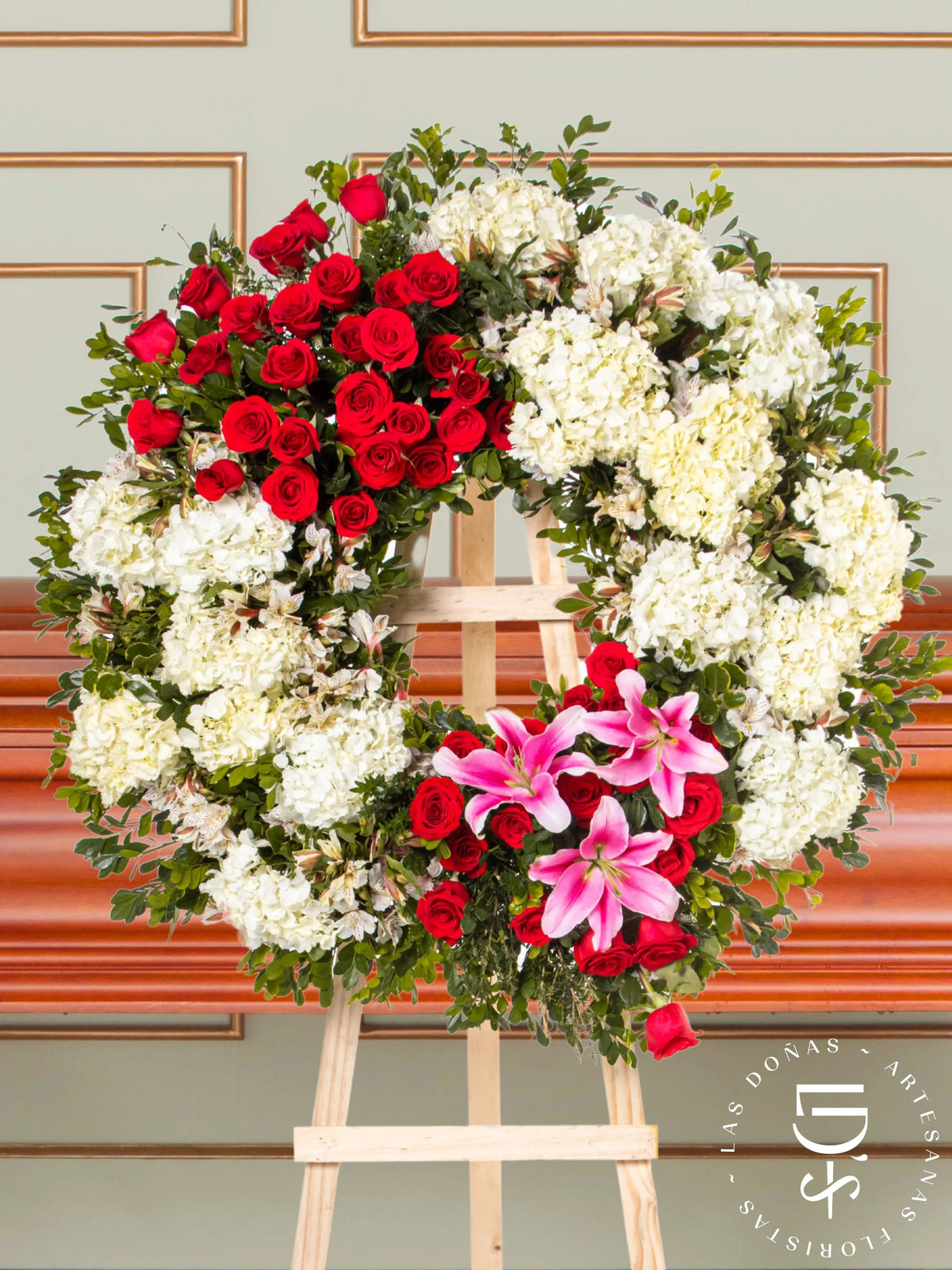 Corona Circular de Hortensias con Rosas Rojas y Liliums arreglo de condolencias con 48 rosas rojas